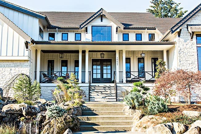 Residencia de lujo en Puebla con fachada elegante y acabados de alta gama en fraccionamiento privado