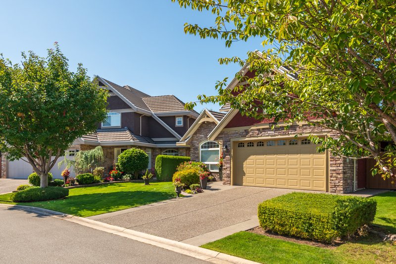 Casa con cochera y jardín al atardecer en San Andrés Cholula, una de las Mejores zonas para invertir en bienes raíces en Puebla en el 2026, ubicada en fraccionamiento residencial de alta plusvalía y seguridad.
